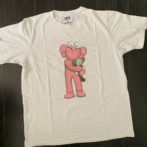 Uniqlo White Short Sleeve Tee with Graphic Design Single Stitch